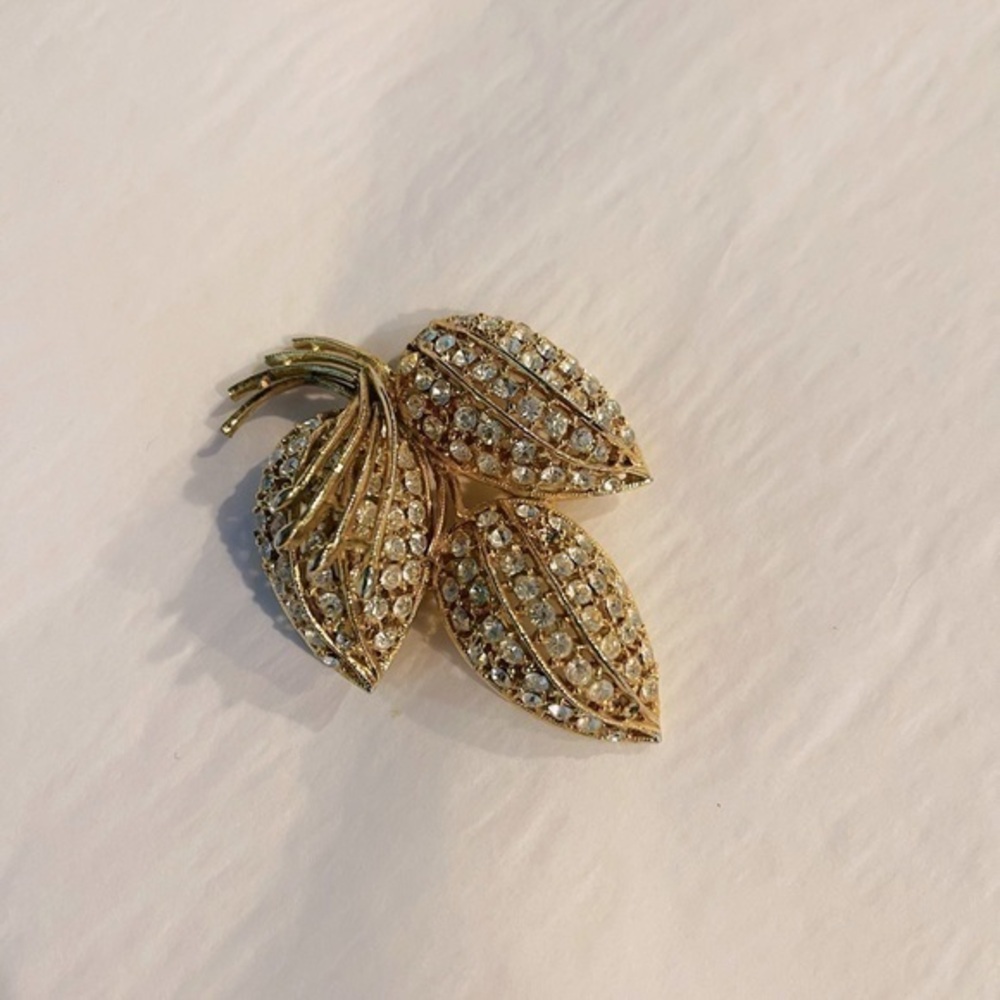 Vintage brooch pin with rhinestones